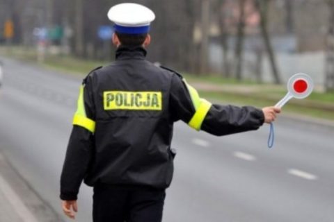 Za nietrzymanie rąk na kierownicy podczas kontroli grozić będzie 500 zł mandatu. To nie wszystko…