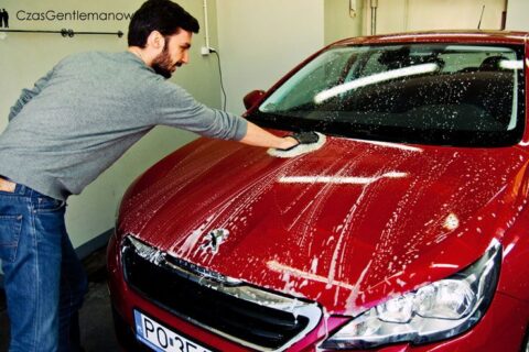 Podczas mycia samochodu trzeba bardzo uważać. W przeciwnym razie możesz poważnie uszkodzić lakier!
