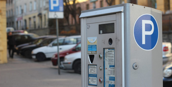 Warszawa zabiera miejsca parkingowe kierowcom. Szykują się ogromne problemy z parkowaniem