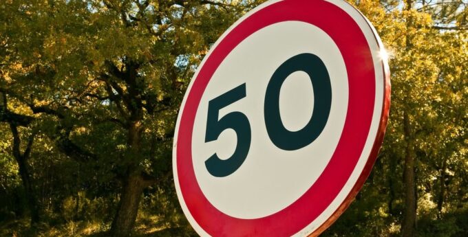 Irlandia zaostrza kary. Za szybko o ponad 30 km/h? 2 tys. euro grzywny i sprawa w sądzie
