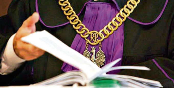 „Driftował” na rondzie swoim BMW wśród innych uczestników ruchu. Teraz stanie przed sądem