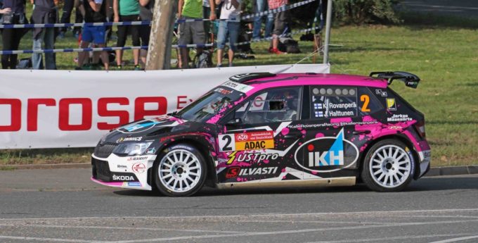 Kamionki pomogły Rovanperze? Fin śmiga po asfalcie aż miło