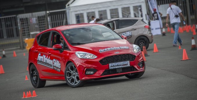 Były rajdowy mistrz Polski przeszkolił rzesze młodych kierowców w Ford Driving Skills for Life