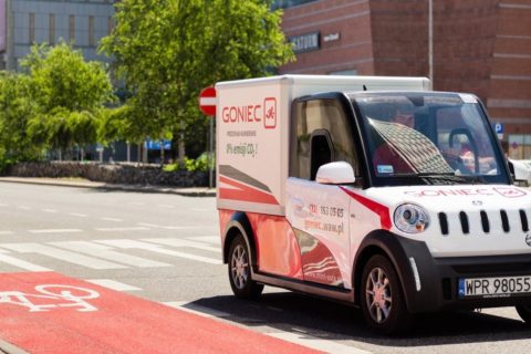 Goniec stawia na samochody elektryczne