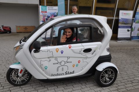 Kobieta za kółkiem elektryka – ruszyła ciekawa kampania