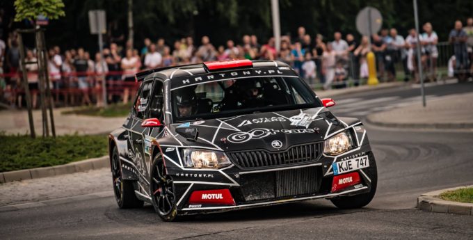 Rajd Rzeszowski: Podrażniony Brzeziński deklasuje swoich rywali, Griazin rozstawia wszystkich po kątach