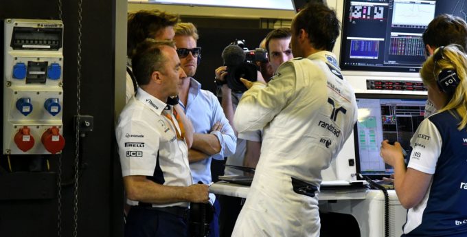 Paddy Lowe nie ukrywa panujących w zespole emocji. „Każdy wyścig to dla nas ogromny ból”