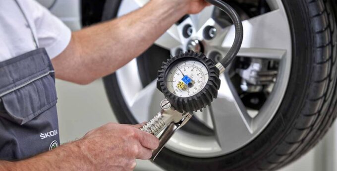Jak często powinieneś sprawdzać ciśnienie w oponach? Odpowiedź na to pytanie zszokuje wielu kierowców