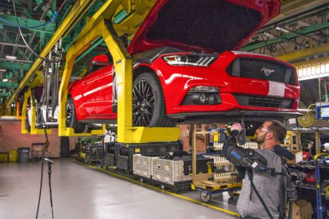 Ford ubierze pracowników swoich fabryk w egzoszkielety