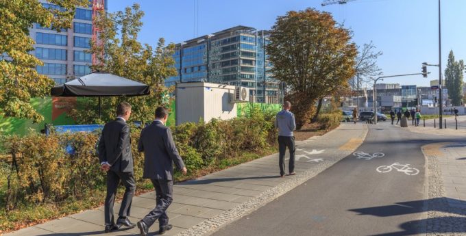 W Warszawie powstał chodnik, który czyści powietrze ze spalin