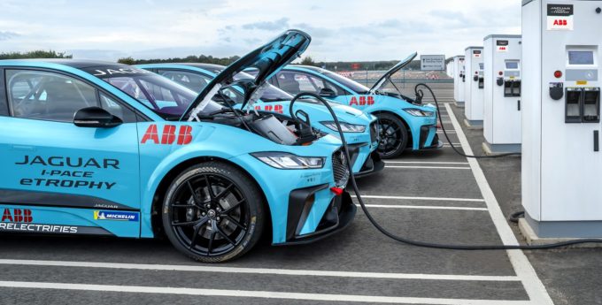 Seria wyścigowa Jaguar I-Pace eTrophy przyspieszyła rozwój innowacyjnej ładowarki ABB