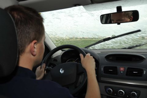 Dlaczego wycieraczki w samochodzie źle zbierają wodę?! Poznaj najważniejsze przyczyny!