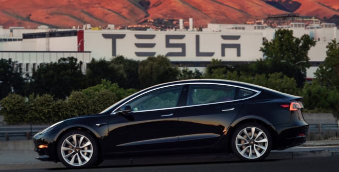 Włamali się do Tesli Model 3 – w nagrodę dostali auto