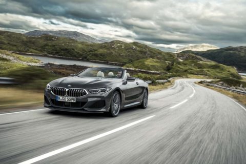 Zaprezentowano nowe BMW M850i xDrive w wersji kabrio. Ma wysuwaną klatkę bezpieczeństwa