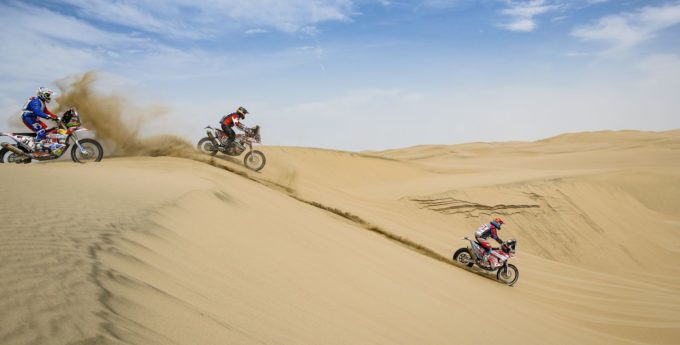 Rajd Dakar 2019: Zawodnicy wjeżdżają na wydmy Acari