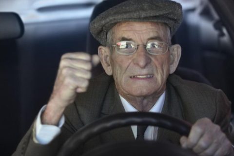 Ekstremalnie pijany senior za kółkiem. Zrobił taką oborę, że ciężko to nawet opisać