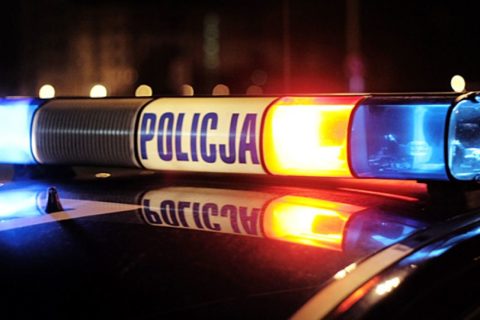 Zgasiła światła, żeby pozostać niezauważona przez patrol. Była kompletnie pijana