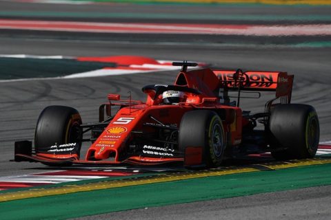 Testy F1, Barcelona: Poranek zdominowany przez Vettela i Ferrari