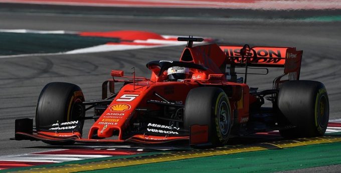 Testy F1, Barcelona: Poranek zdominowany przez Vettela i Ferrari