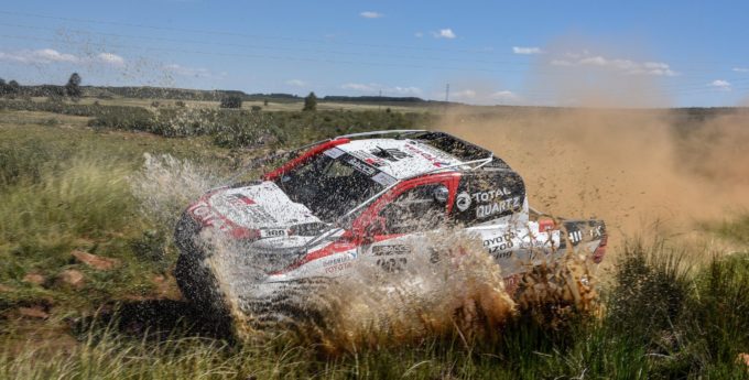 Fernando Alonso testuje dakarową Toyotę Hilux. Bicampeon chce poczwórnej korony?
