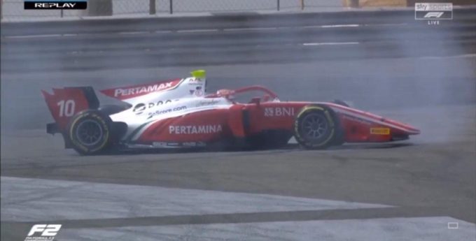 F2: Gorący moment w trakcie 1. wyścigu spowodowany awarią DRS