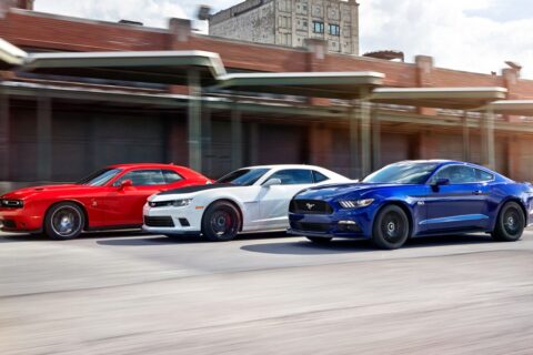 Producenci idą na noże! Camaro podkupuje klientów Mustanga, a Jaguar – Tesli