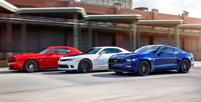 Producenci idą na noże! Camaro podkupuje klientów Mustanga, a Jaguar – Tesli