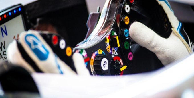 Kubica od pół roku czeka na nową kierownicę, czyli nowy poziom farsy Williamsa