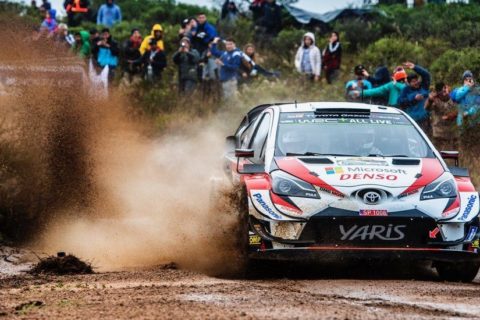 Rajd Argentyny: Kris Meeke zjeżdża na serwis jako lider. Kajto się wycofał