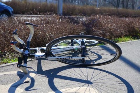 Zatrzymanie obywatelskie, czy próba zabójstwa? Taksówkarz ścigał i potrącił rowerzystę