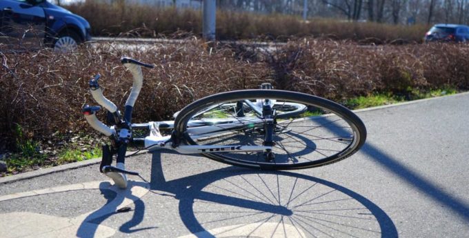 Zatrzymanie obywatelskie, czy próba zabójstwa? Taksówkarz ścigał i potrącił rowerzystę
