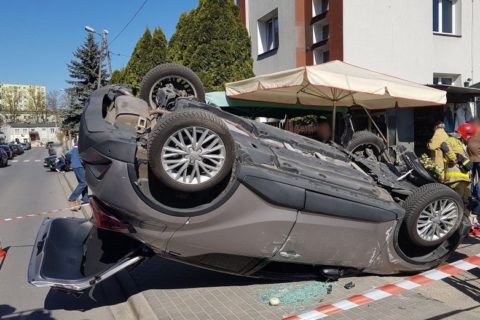 Chciała zaparkować koło cmentarza, pomyliła gaz z hamulcem. Skończyło się dachem i potrąceniem pieszego