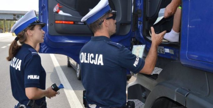 Pijany kierowca TIR-a rozbierał się przy policjantach na drodze krajowej