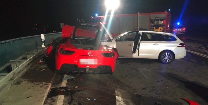 90-latek rozbił 670-konne Ferari 488 w pobliżu słynnych skoczni narciarskich