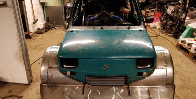 Aero niemal jak w nowym WRC. 400-konny Fiat 126p z V6 biturbo na sprzedaż