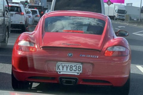 Profanacja roku? Właściciel Caymana zastąpił znak Porsche emblematem BMW M 318i