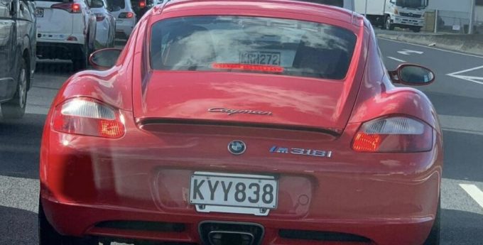 Profanacja roku? Właściciel Caymana zastąpił znak Porsche emblematem BMW M 318i