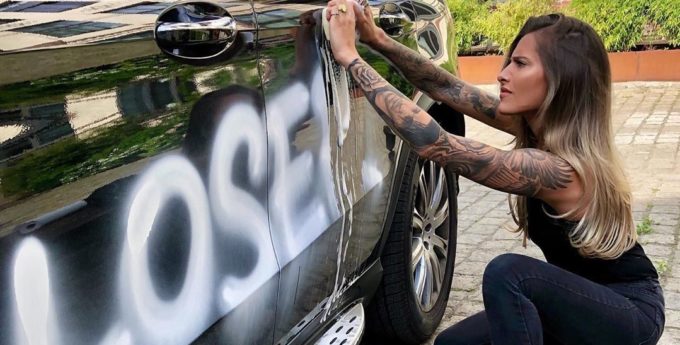 Tureccy kibole zdewastowali samochód pięknej partnerki niemieckiego piłkarza. Odwet za kiepską grę