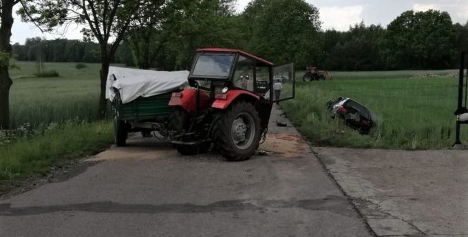 Traktor złamał się na dwie części po zderzeniu z BMW