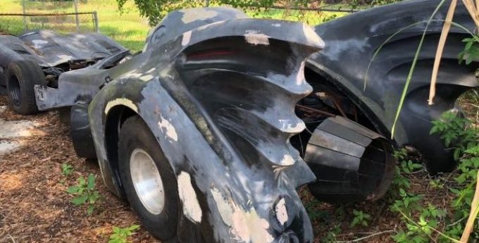 Amerykanin znalazł w lesie Batmobil