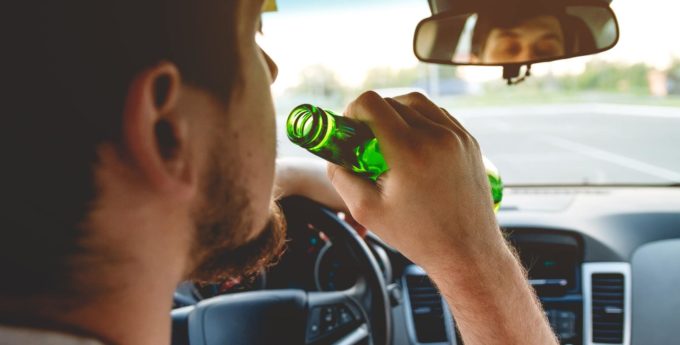 Wsiadł za kółko pijany, bez OC, przeglądu, z dożywotnim zakazem prowadzenia pojazdów