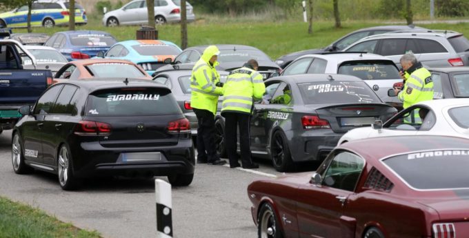 Eurorally przerwany zatrzymaniem 122 aut na niemieckiej autostradzie