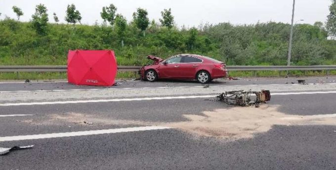 Tragedia na obwodnicy Olecka. Skuter i kierowca tak zmasakrowani, że trudno ustalić personalia