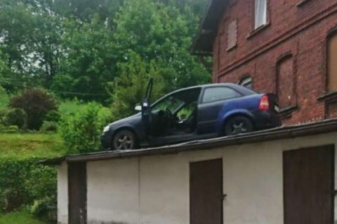 Naćpany uciekał przed policją. Zatrzymali go na… dachu