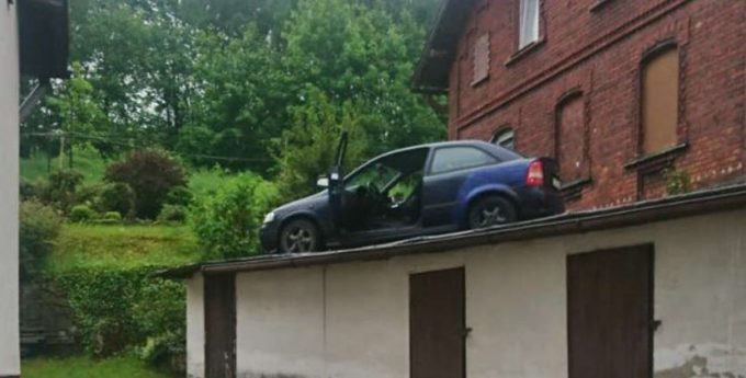 Naćpany uciekał przed policją. Zatrzymali go na… dachu