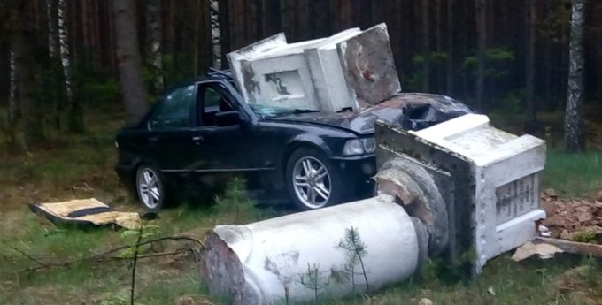 Pijany w BMW rozbił się o przydrożną kapliczkę. To cud, że wyszli z tego cało