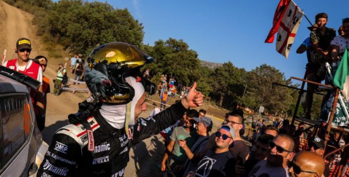 Rajd Sardynii: Syn byłego mistrza Europy ze zwycięskim szampanem. Kajetanowicz śrubuje statystyki