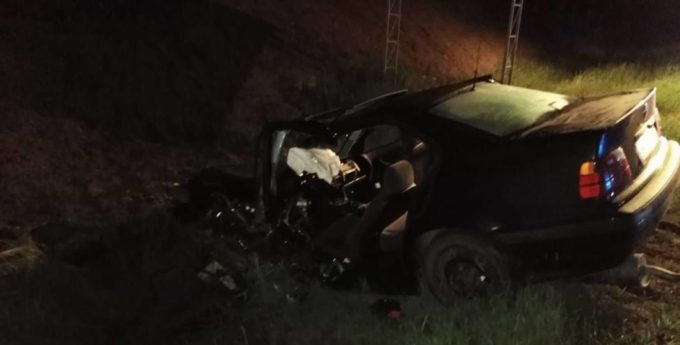 24-latek w BMW wyprzedzał na podwójnej ciągłej. Uderzył w rodzinę z dziećmi. Zabił 1 osobę
