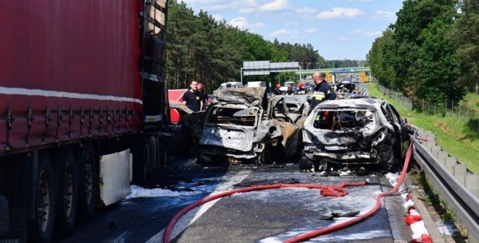 Kierowca ciężarówki zatrzymany po karambolu na A6