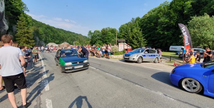 Policjanci wybrali się na zlot tuningowy. Wystawili 87 mandatów i zabrali 32 dowody
